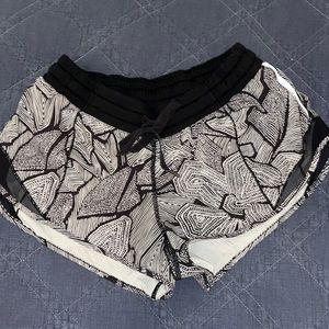 Lululemon hotty hot shorts (2.5 size 6)